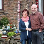Das-Ehepaar-in-ihrem-bunt-gestalteten-Garten
