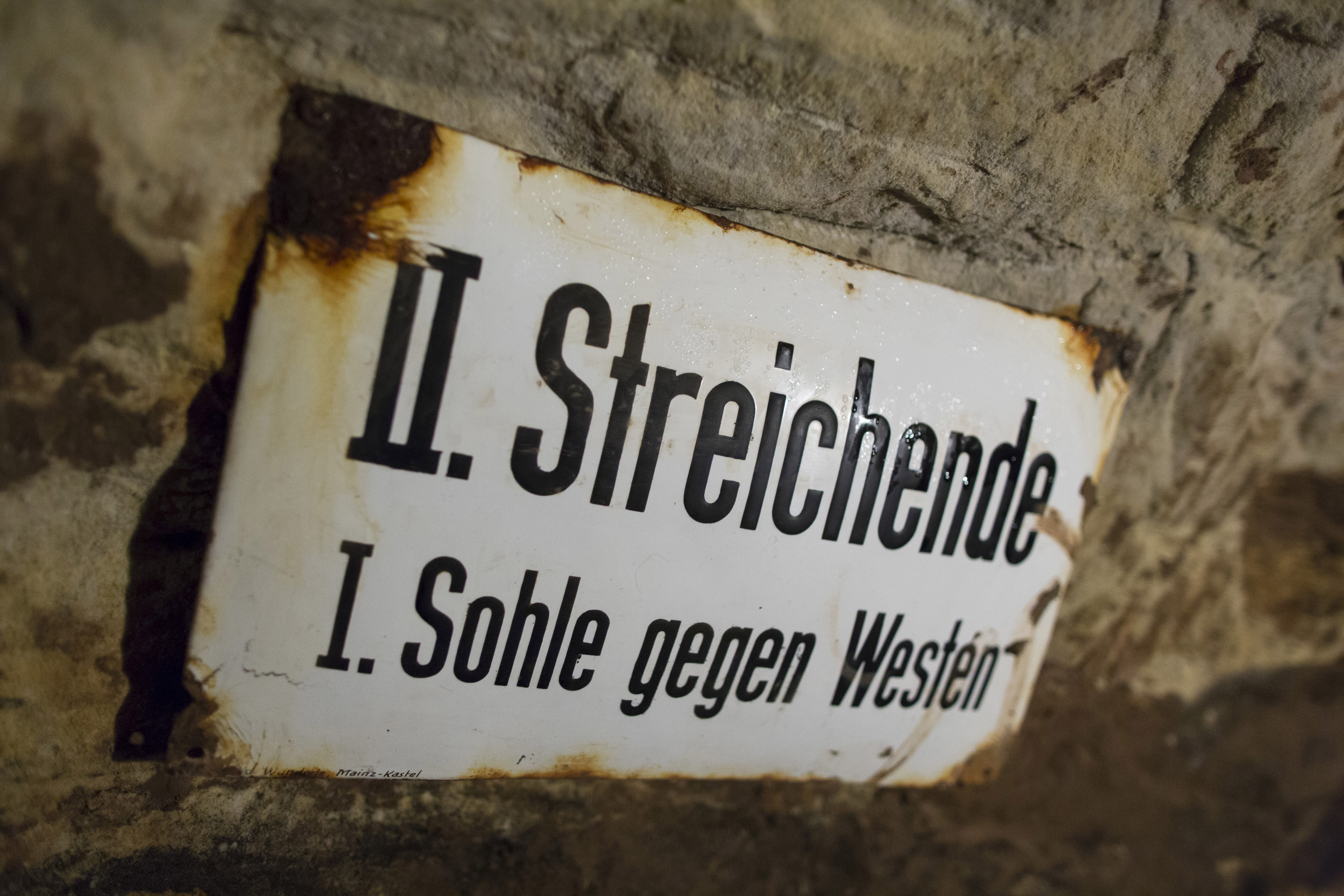 Alfred Schink führt eine Besuchergruppe durch die Grube Günnersdorf in Mechernich.