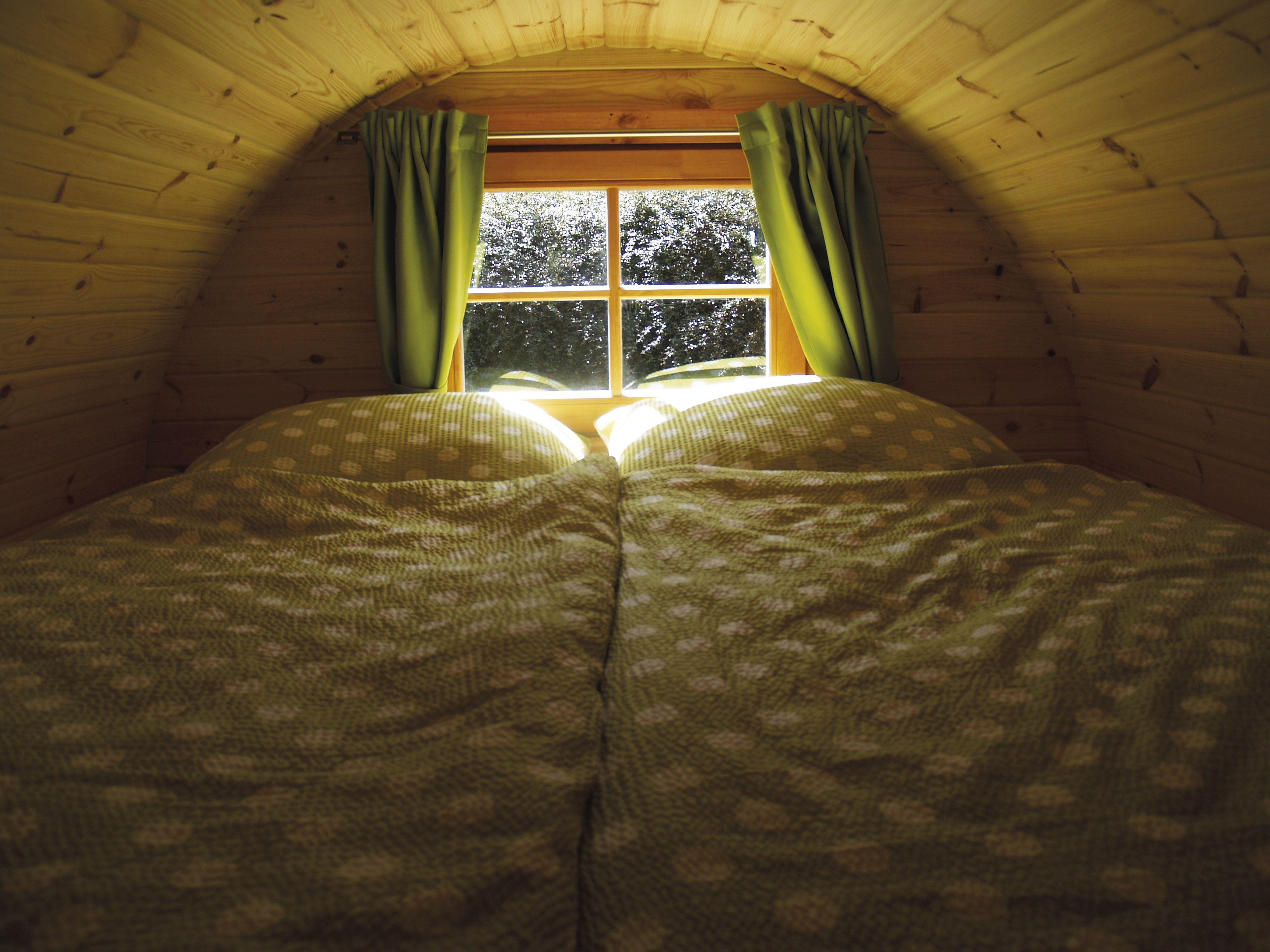 Camping Dickerscheid: Traumhaft schlafen im Holzfass hoch über der Eifel