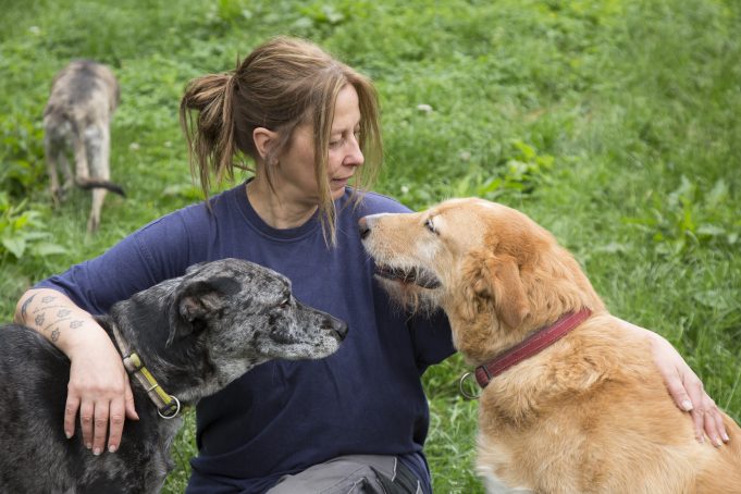 Claudia Schneidereit und zwei ihrer Hunde